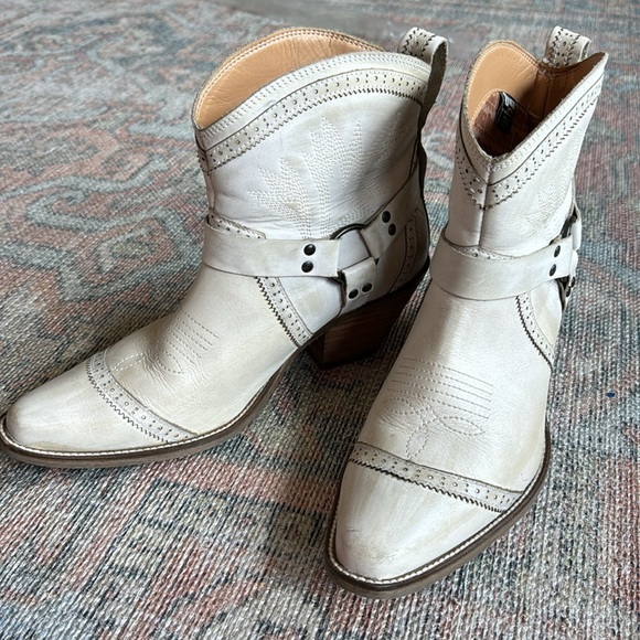 Dingo Gummy Bear White Short Cowboy Boot - Picture 11 of 11